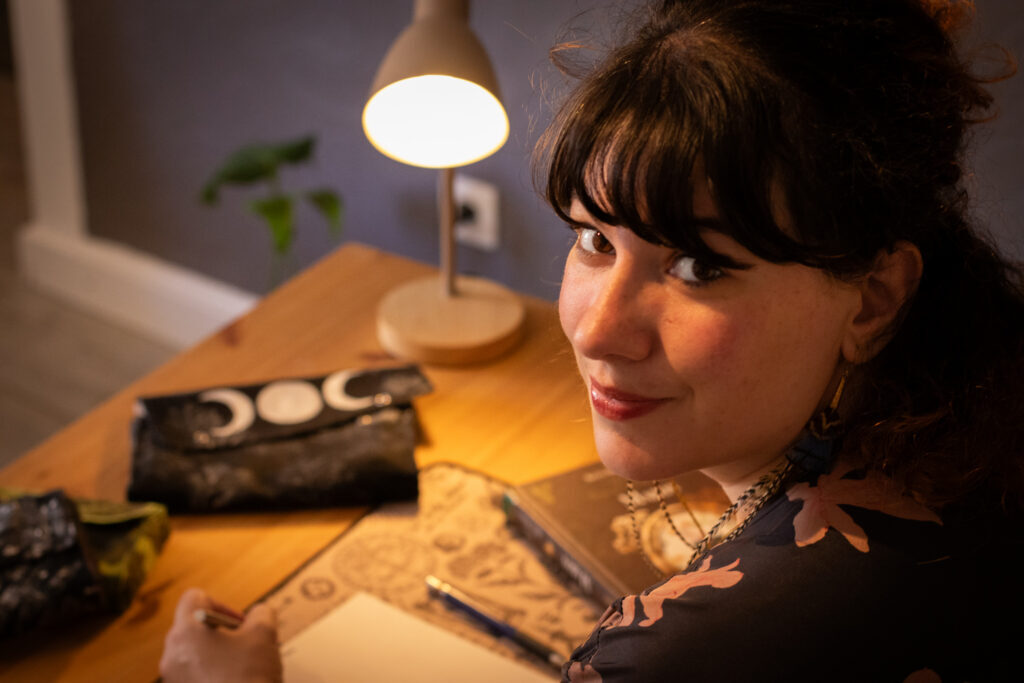 Raphaëlle avec son tambour et ses cartes dans son espace sacré