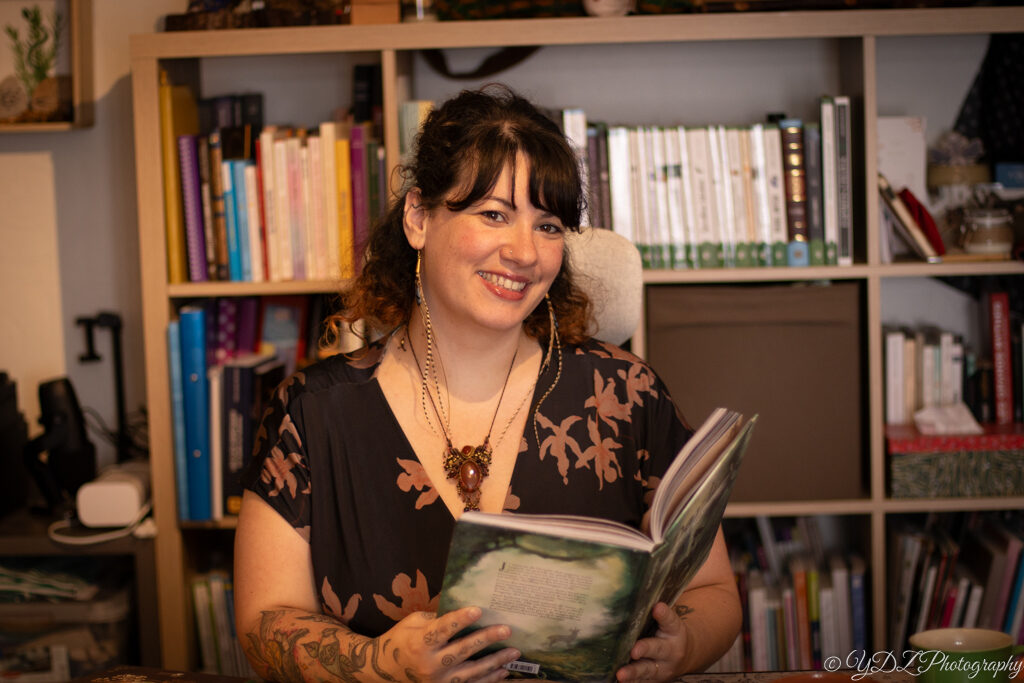 Raphaëlle souriant avec un livre de sagesse