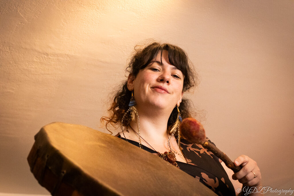 Raphaëlle avec son tambour sacré